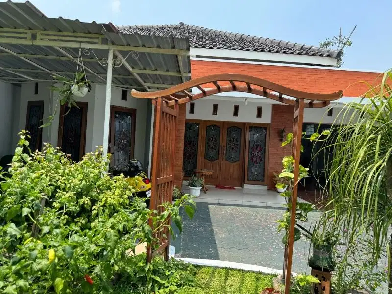 Rumah Asri Dengan Halaman Luas Di Jakal Km13