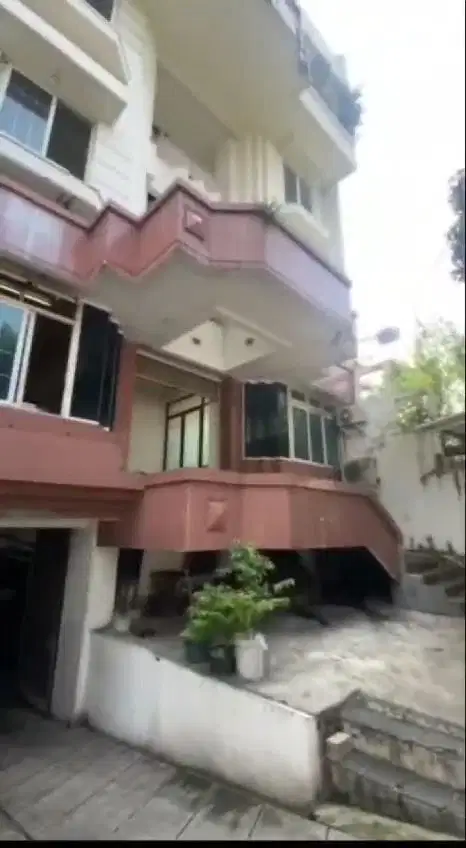 Gedung Kantor 5 Lantai Dekat Stasiun Gondangdia di Menteng