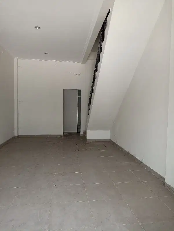 Disewakan ruko 3 lantai baru dan bagus