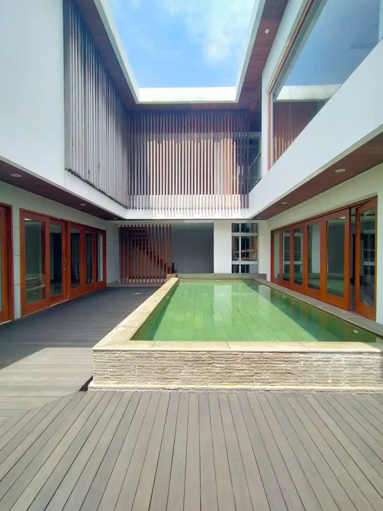 Dijual rumah mewah dengan lift dan kolam renang di Pondok Indah