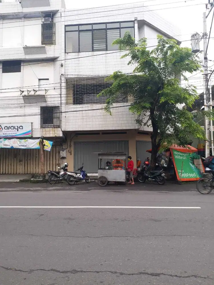 Ruko Strategis 3 Lantai Kawasan Niaga di Widuran Solo.