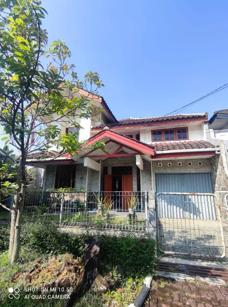 Rumah dengan halaman belakang yang luas di Gading Tutuka Bandung