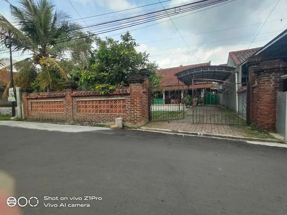 Rumah Bagus Klasik Halaman Luas Dekat Kampus UNSUD