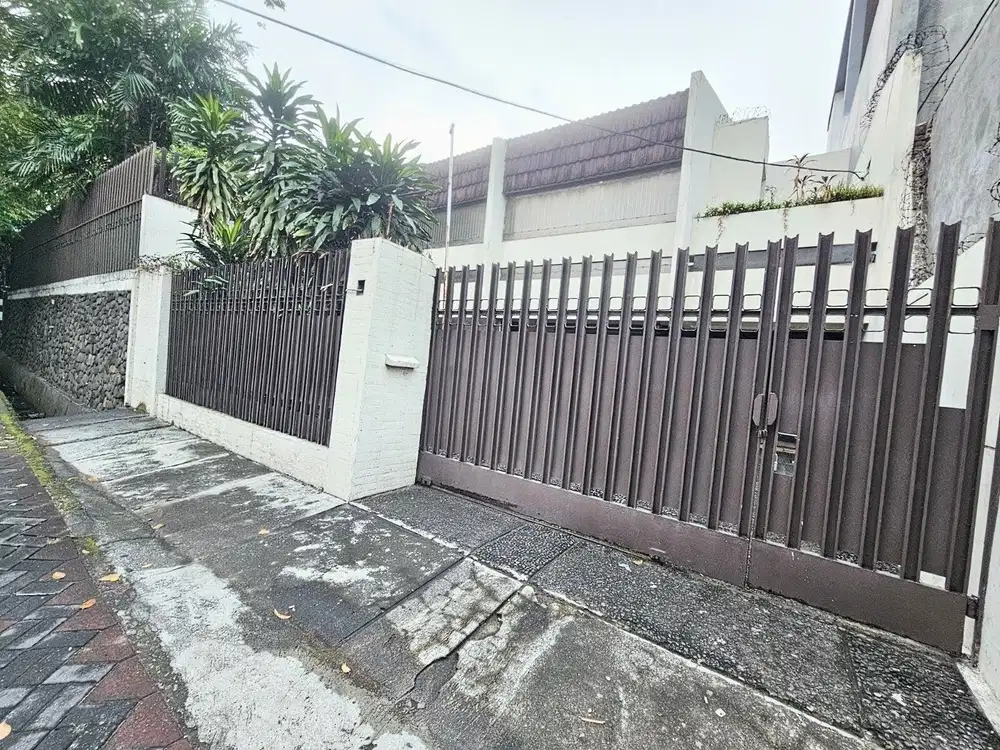 Sewa Rumah 7 Kamar Tidur di Kebayoran Baru Cocok untuk Kantor