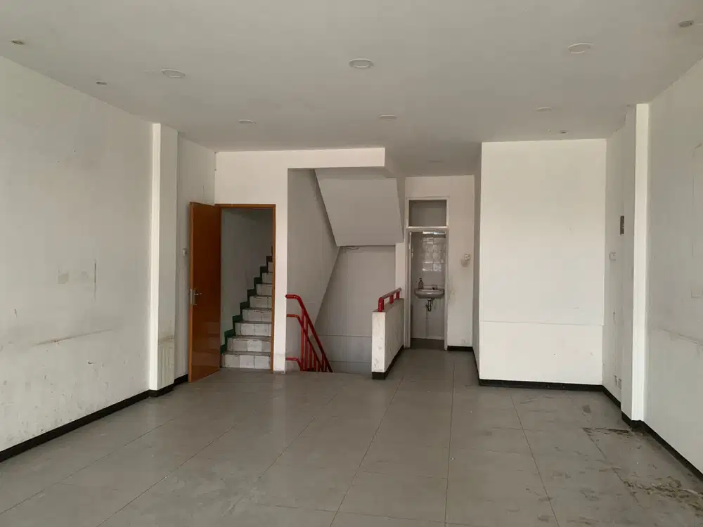 Disewakan Ruko Strategis 3.5 Lantai Di Jl Pangeran Jayakarta Dalam, Ja
