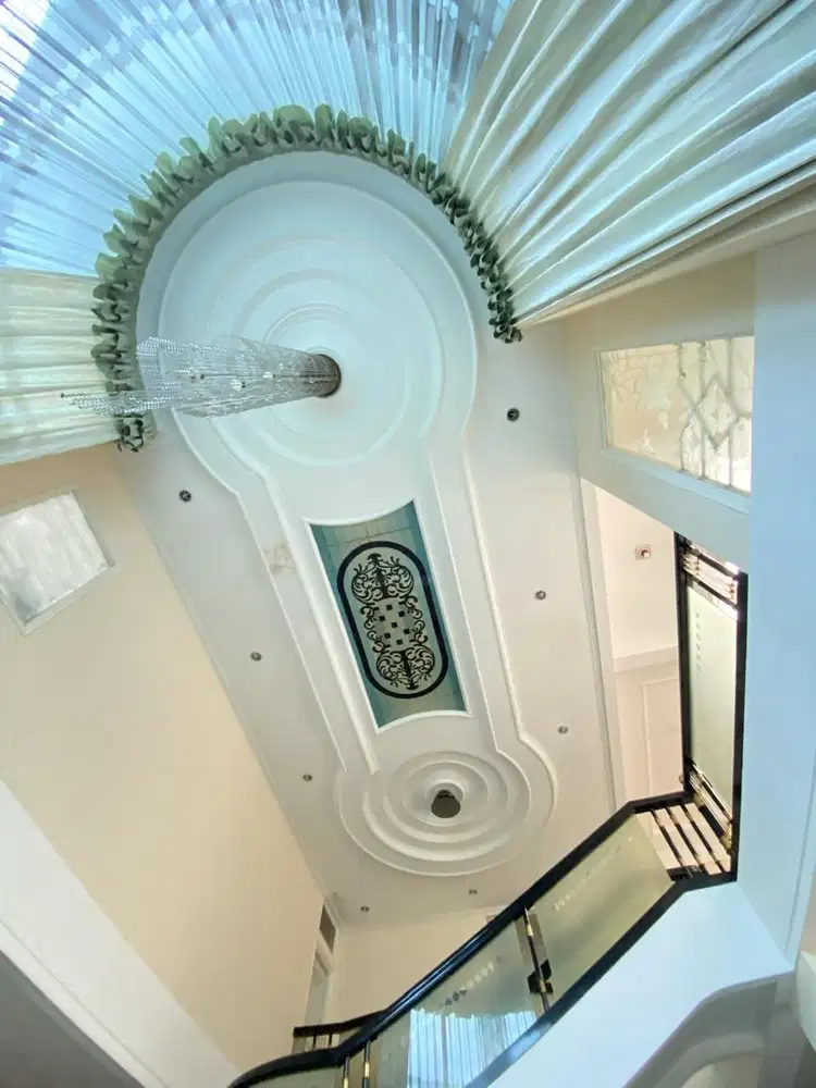 Dijual Rumah besar luxury 2 lantai SHM di Mainroad Cipaganti