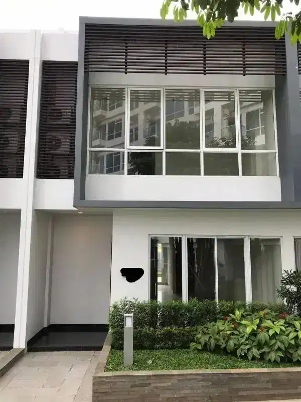 Town House Puri Mansion 4+1 BR Semi Furnished, Kembangan Jakbar