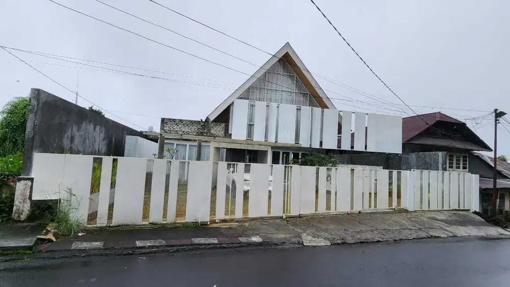 Dijual rumah di Paslaten Satu dekat Ktr PosTomohon dpn Dinas Pendidika