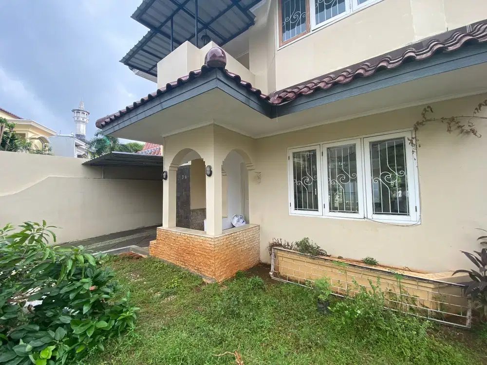Disewakan rumah cantik 2 lt dalam komplek dengan halaman luas Pejaten