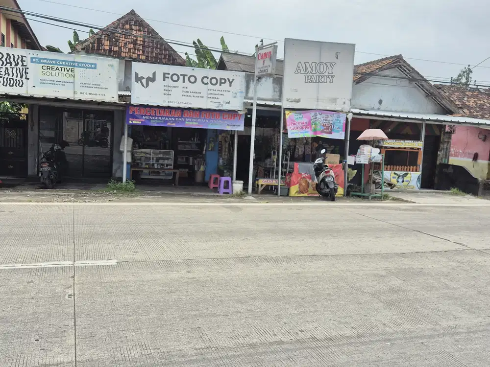 Kios nempel sekolah dan rumah pinggir jalan raya
