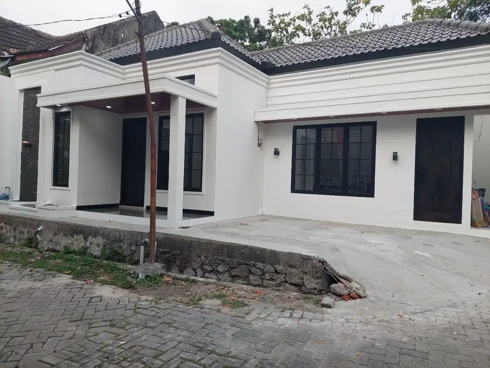 Rumah Classic Mewah Progres Finishing di Perum Dekat UNS