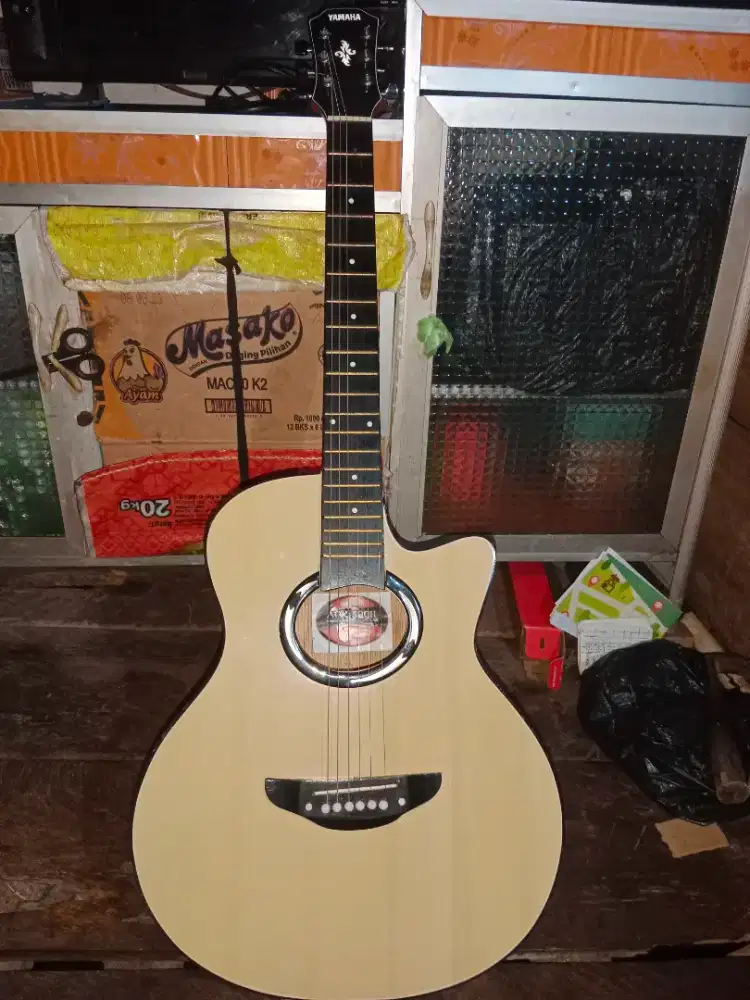 GITAR YAMAHA. APX 500 ll