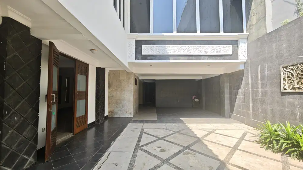 DISEWAKAN RUMAH 2 LANTAI DEKAT DENGAN AREA PERKANTORAN DI MENTENG