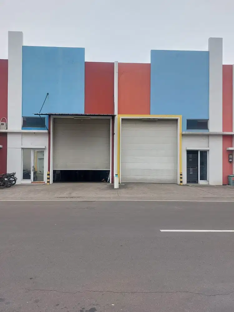 Disewakan Gudang + Kantor Modern 2 Lantai di Bizzpark Green Sedayu