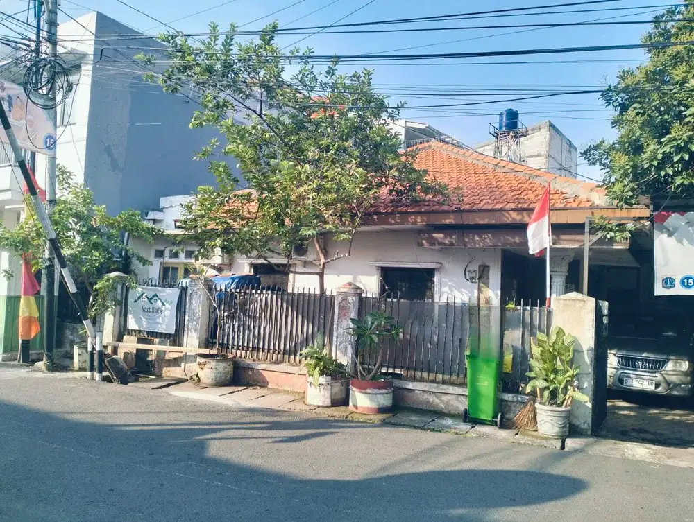 Rumah Tua Hitung Tanah Saja Lokasi strategis di Menteng Dalam