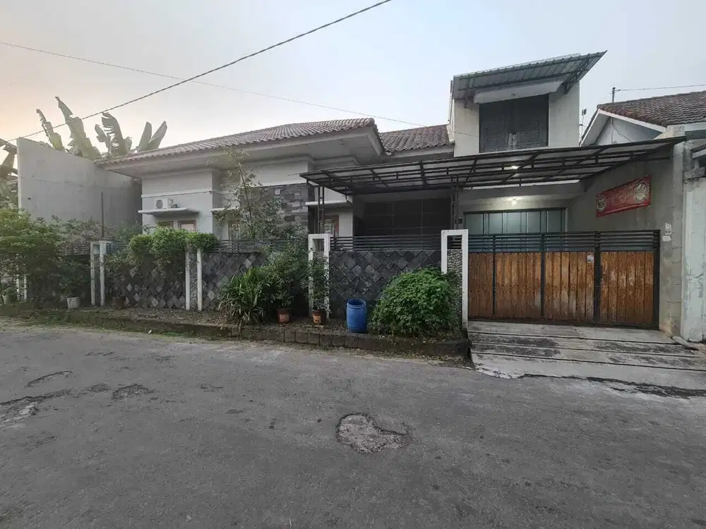 Rumah Mewah Minimalis 1,5 lantai di Perumahan Puri Gading Solo Baru