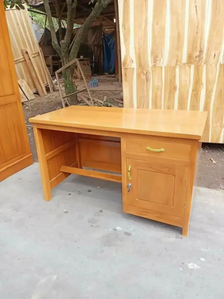 Meja guru. Meja setengah biro. Meja kantor