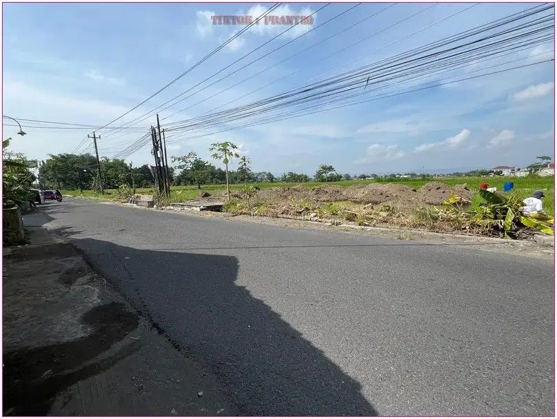 3 jutaan tepi aspal dekat UNRIYO Tajem , shm p aman