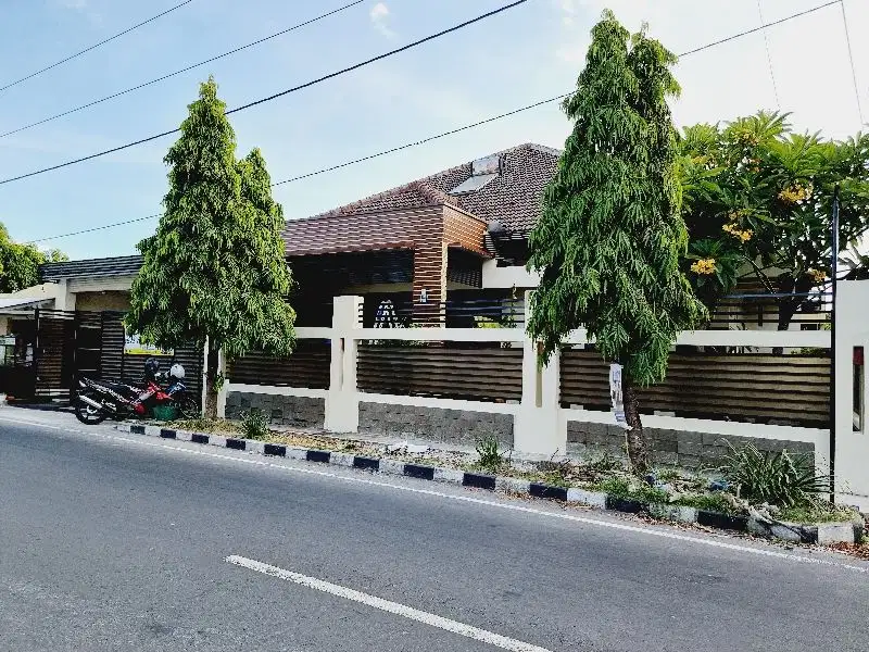 Rumah Megah Tanah Luas Tengah Kota Sumber Solo