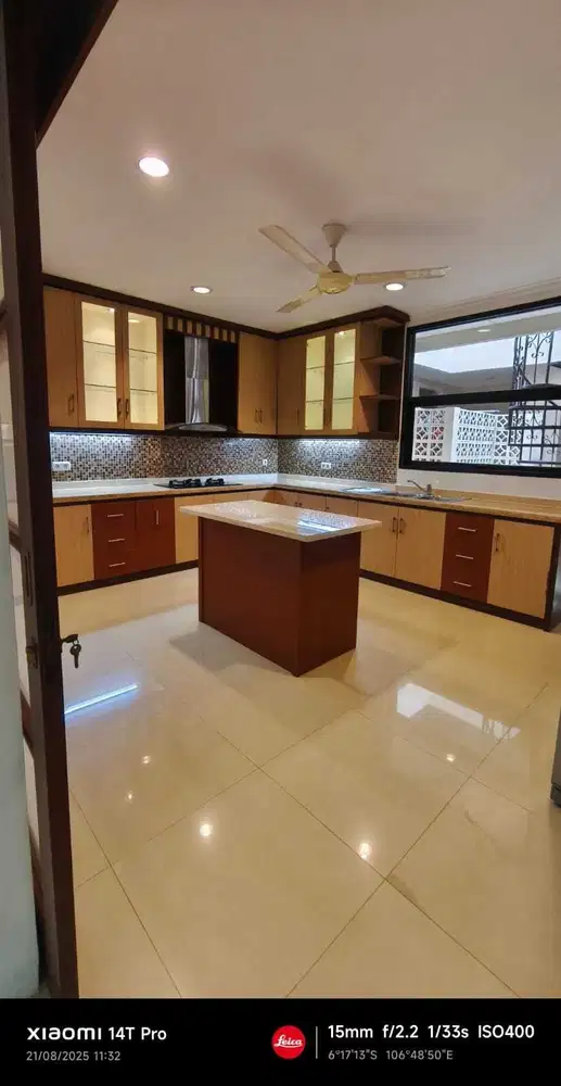 Rumah Klasik Lingkungan Tenang Ada Kolam Renang Di Ampera Jakarta