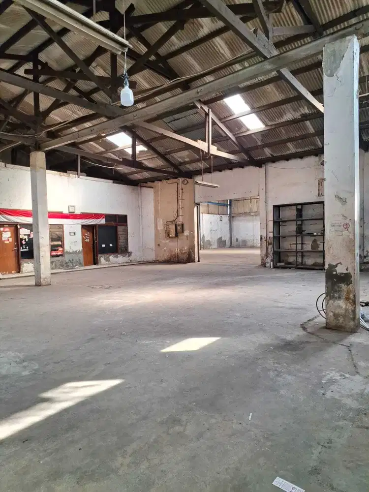 SEWA Gudang siap huni bagus strategis di Jl Jendral sudirman, jamika