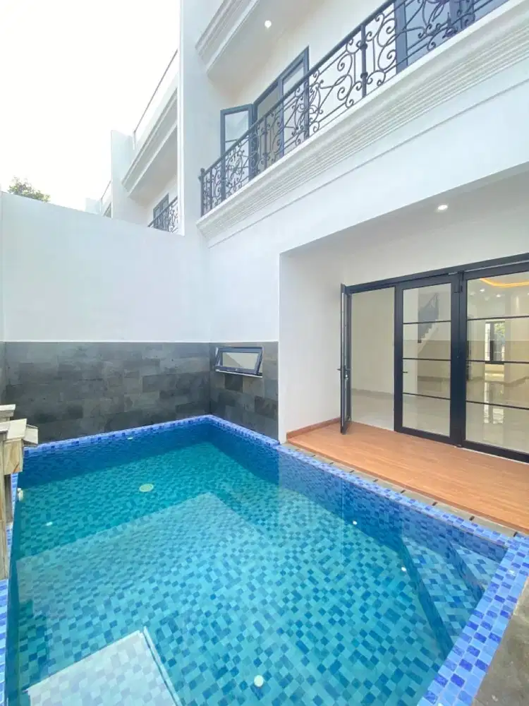 Rumah ada Kolam Renang  dan rooftop Jakarta Selatan Vetera