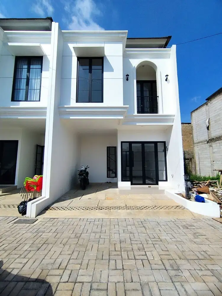 Rumah 2 Lantai Mewah Classic Modern Dekat Stasiun Depok