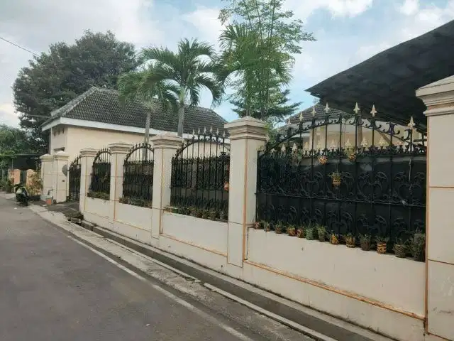 Rumah bagus dengan halaman luas dekat jalan ahmad yani kartasura solo