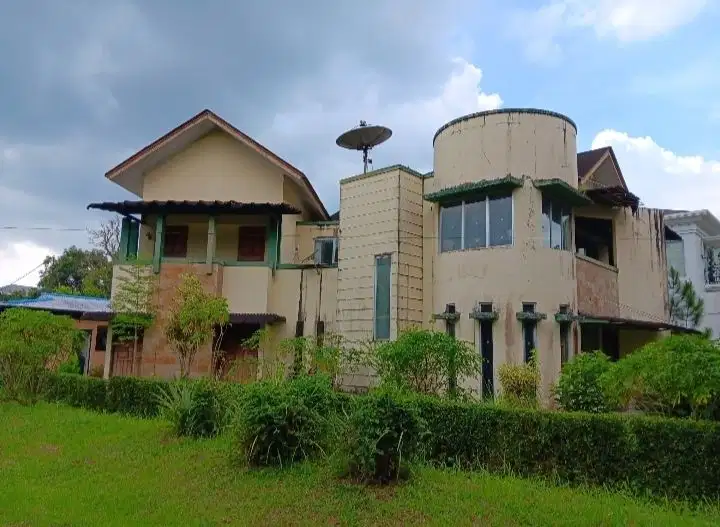 Dijual murah rumah 2 Lt halaman luas perumahan  MIS Kolongan Minut