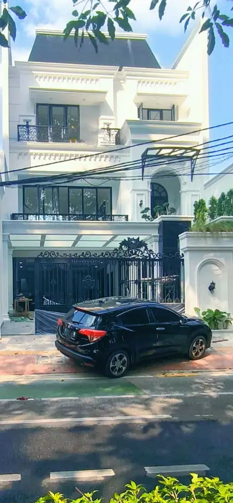 Rumah Baru Modern Clasisic dgn Kolam Renang di Tebet Jakarta selatan