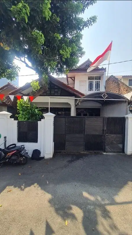 Rumah 2 Lantai Posisi Hook Ada Halaman Belakang di Kalibata Selatan