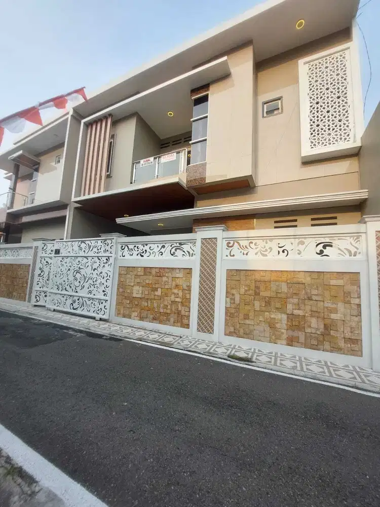 Rumah Mewah Modern dekat Paragon Mall Mangkubumen Banjarsari Solo.