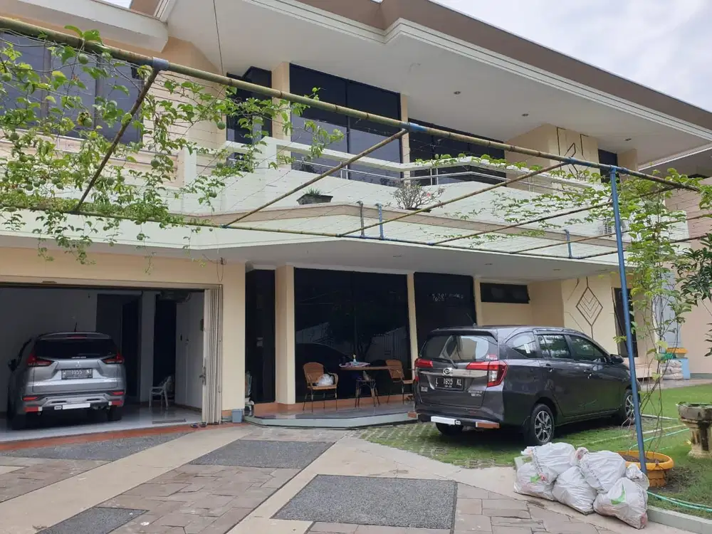 Dijual rumah mewah semi furnished 2 lt Raya Satelit Barat, Surabaya Barat