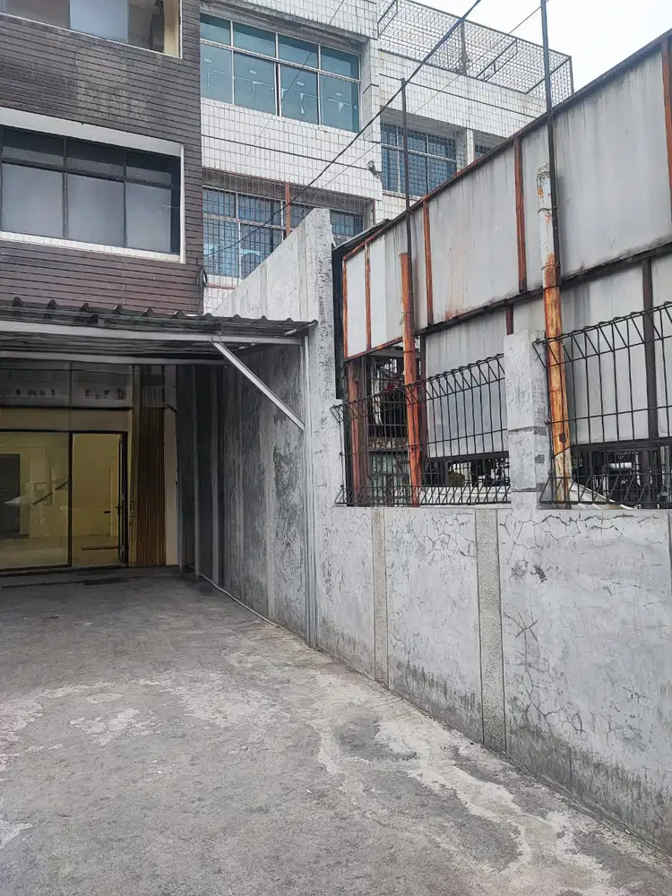 DISEWAKAN RUKO 3,5 LANTAI KAWASAN KRAMAT PELA LOKASI SANGAT STRATEGIS