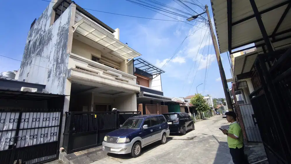 RUMAH METRO PERMATA BANGUNAN MINIMALIS MODERN 3,5 LANTAI SEMI FURNISH