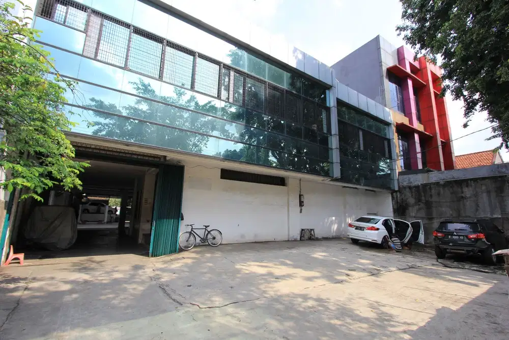 Dijual Cepat Gedung Ex Bengkel di Jakarta Selatan, Lokasi Strategis