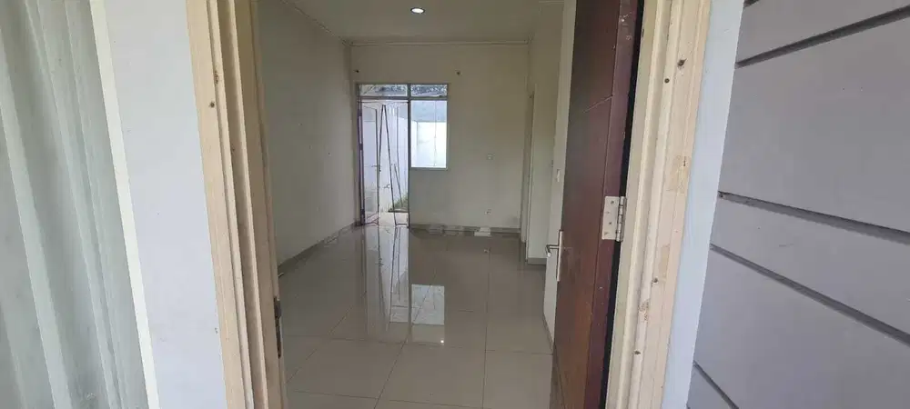 Disewakan murah rumah 1 lantai standard kosongan di Suvarna Sutera