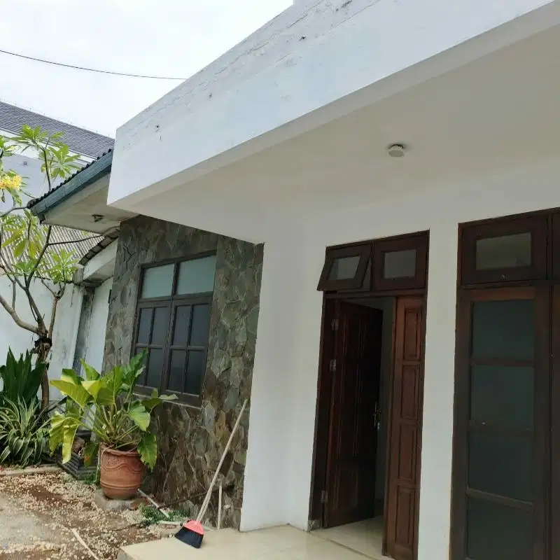 disewakan rumah di kayu putih selatan. jakarta timur