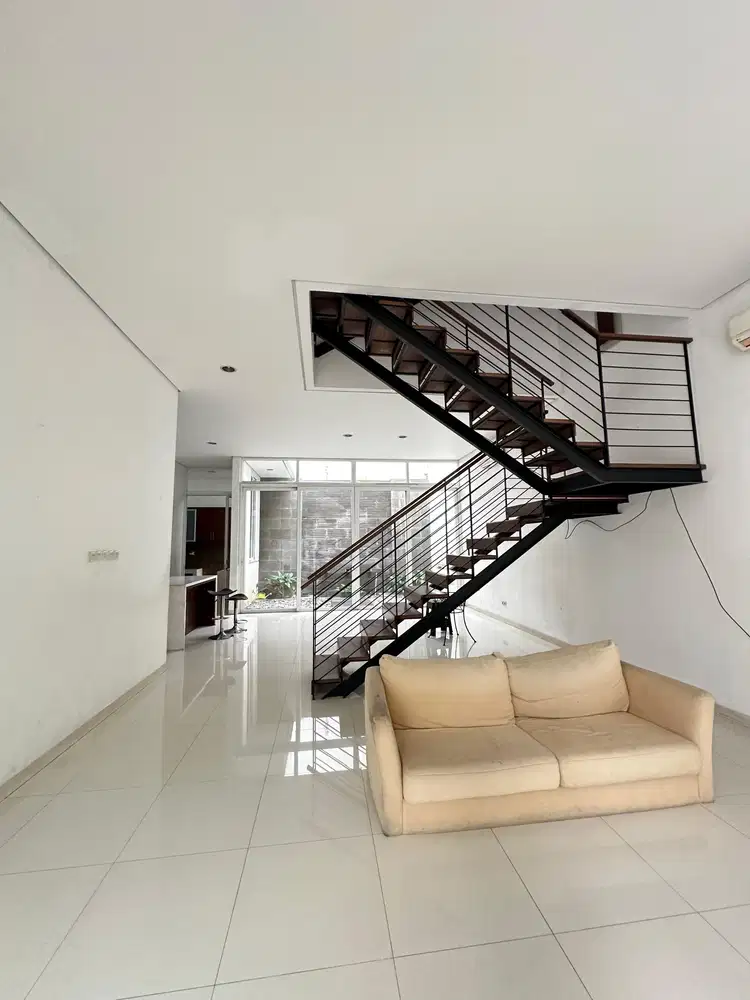 Disewakan Rumah Intercon Bagus Siap Huni – Jakarta Barat