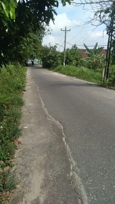 Tanah tepi aspal di gobah 800m dari MAPOLDA RIAU