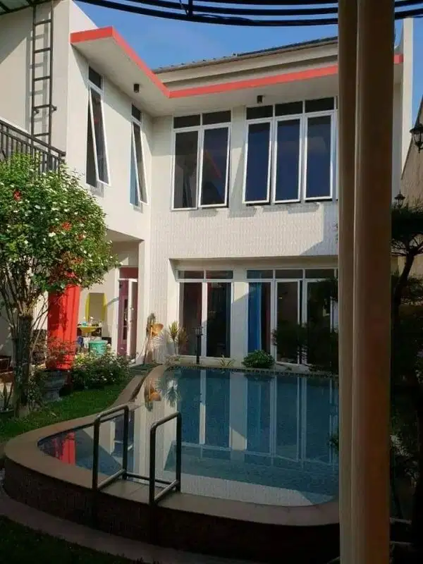 rumah mewah ada kolam renang nya deket ramayana serang