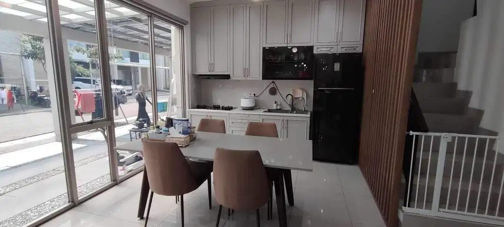 jual rumah 2 lantai PIK 2 uk 8x10m posisi hook furnished