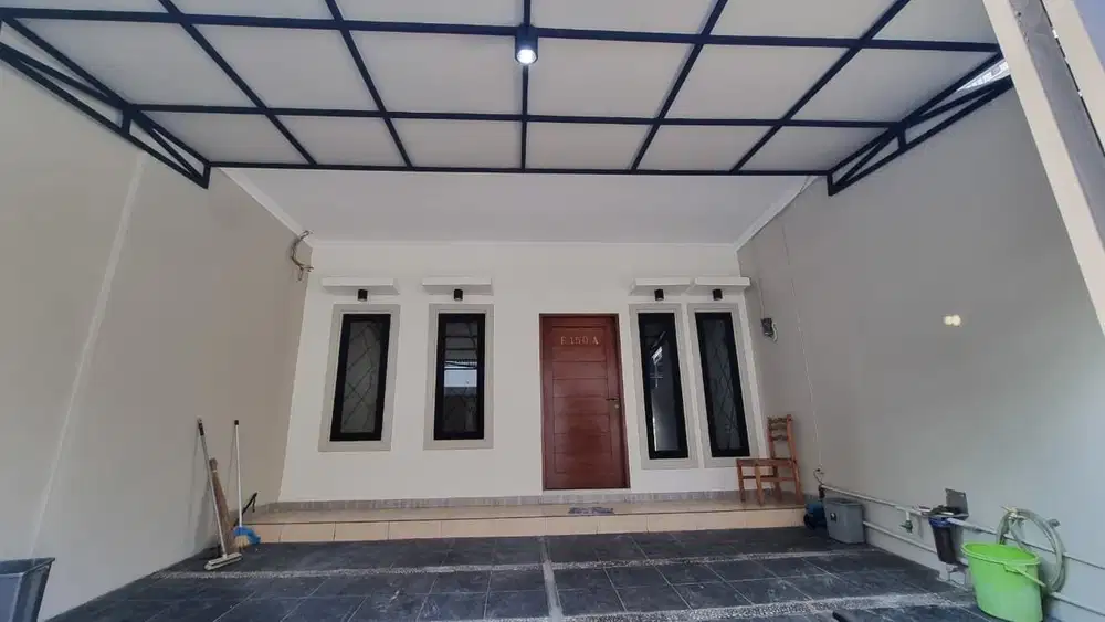 DISEWAKAN RUMAH TERAWAT DAN SIAP HUNI DI DURI KEPA 3 LANTAI ,