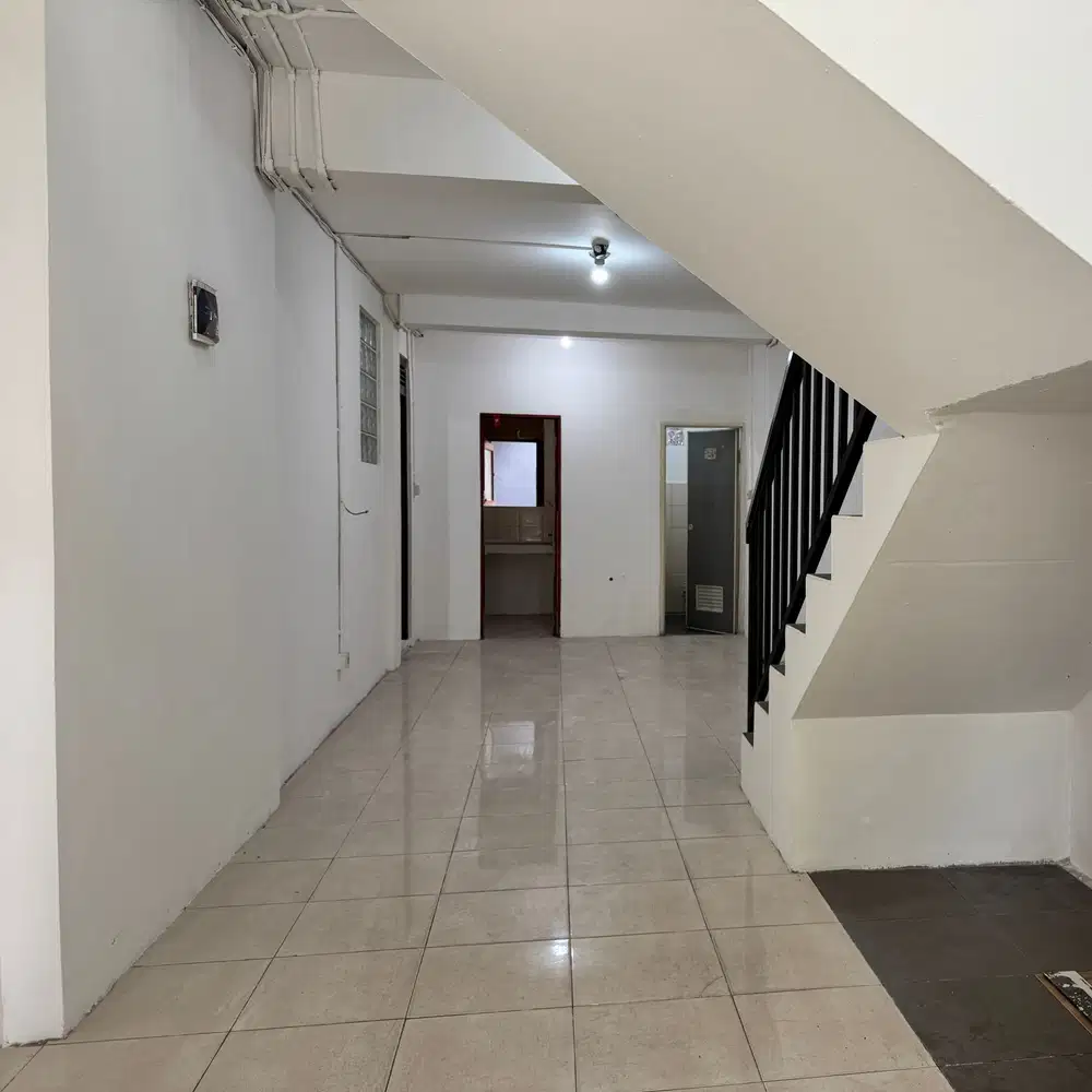 Disewakan Rukan Badan Jalan Lebar 10m di Ciputat Raya