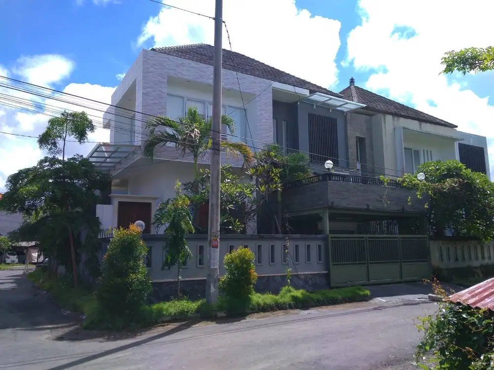 Rumah 5 Kamar Tidur Lokasi Belakang JB School