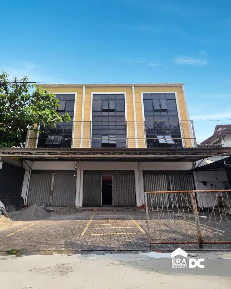 Ruko 3 Lantai Siap Pakai Ada Area Parkir Luas di Pamularsih