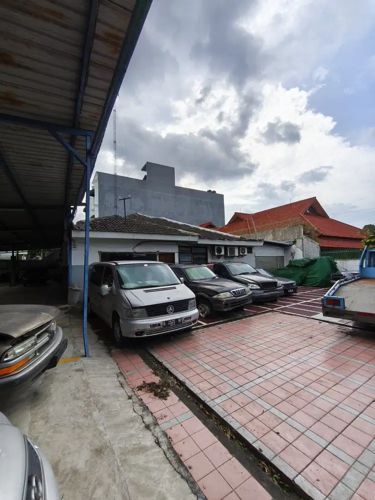 Rumah Ex Bengkel Posisi Huk Cocok Untuk Usaha di Cempaka Putih