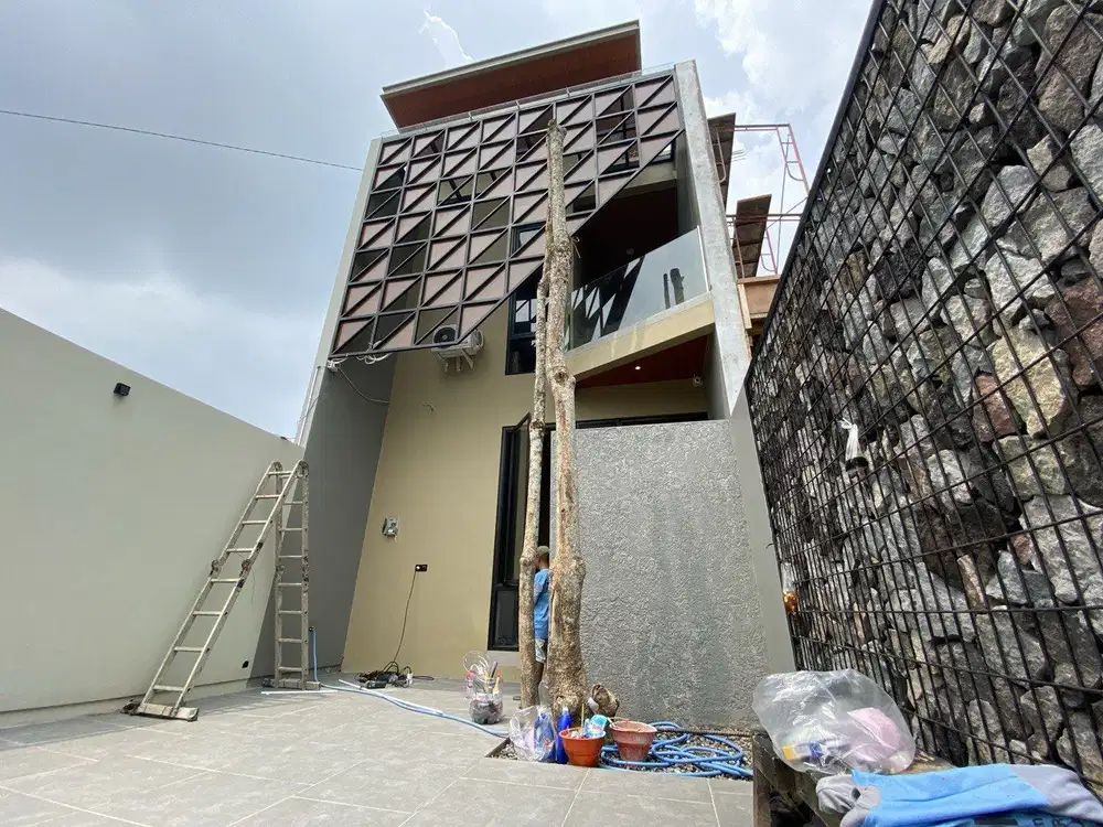 Rumah unik pinggir jalan utama bonus furnish komplit