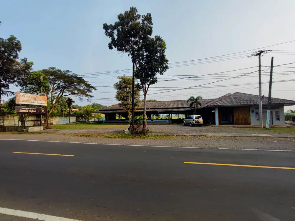 Ruang Usaha Luas Bagus Samping Jalan Raya Provinsi