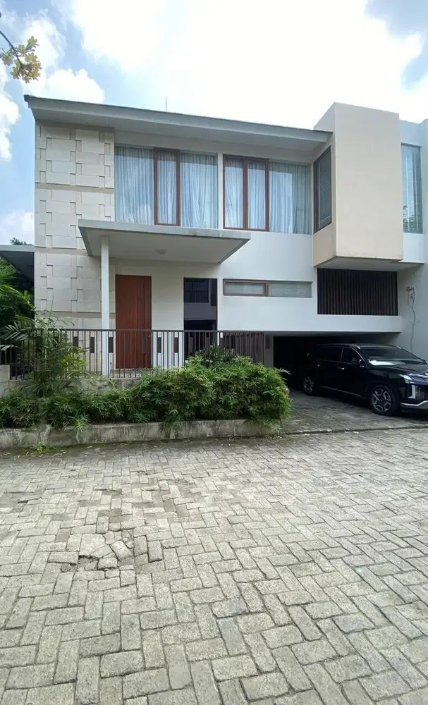 Dijual Rumah Minimalis Modern di Town House Dengan Swimming Pool